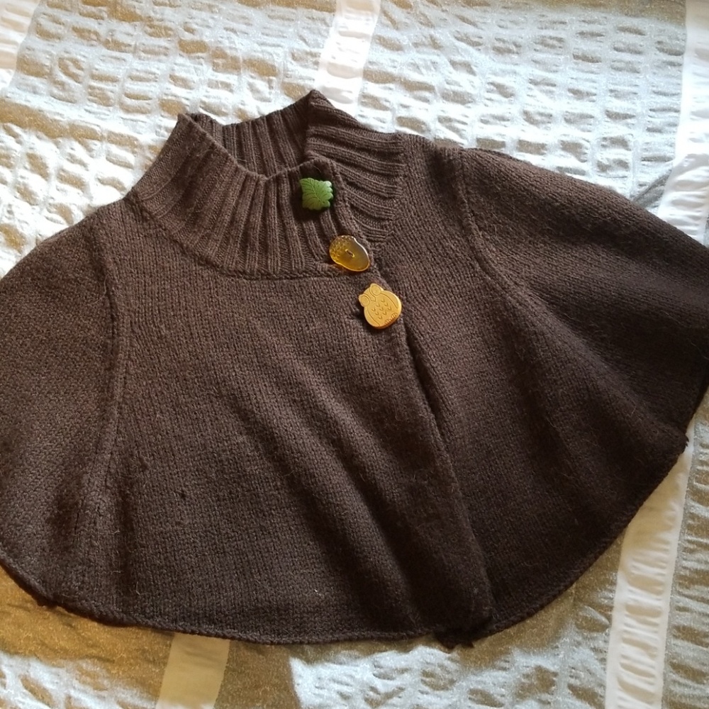 Adorable knit capelet